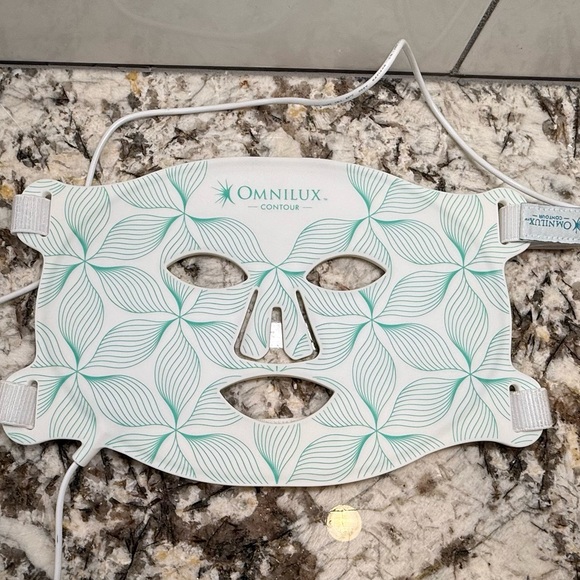 Omnilux Contour Face Mask - White and Green - Picture 2 of 5